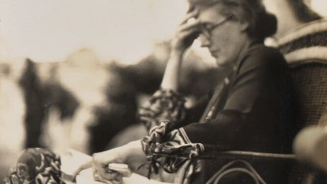 Virginia Woolf en 1926, fotografiada por Lady Ottoline Morrell. (NATIONAL PORTRAIT GALLERY, LONDON).